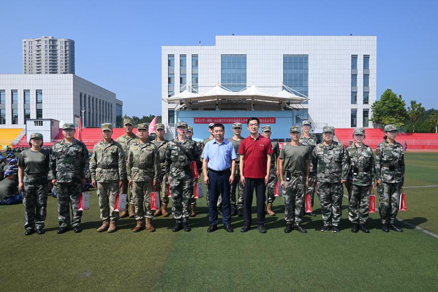 伟德官方网站开展军训慰问活动