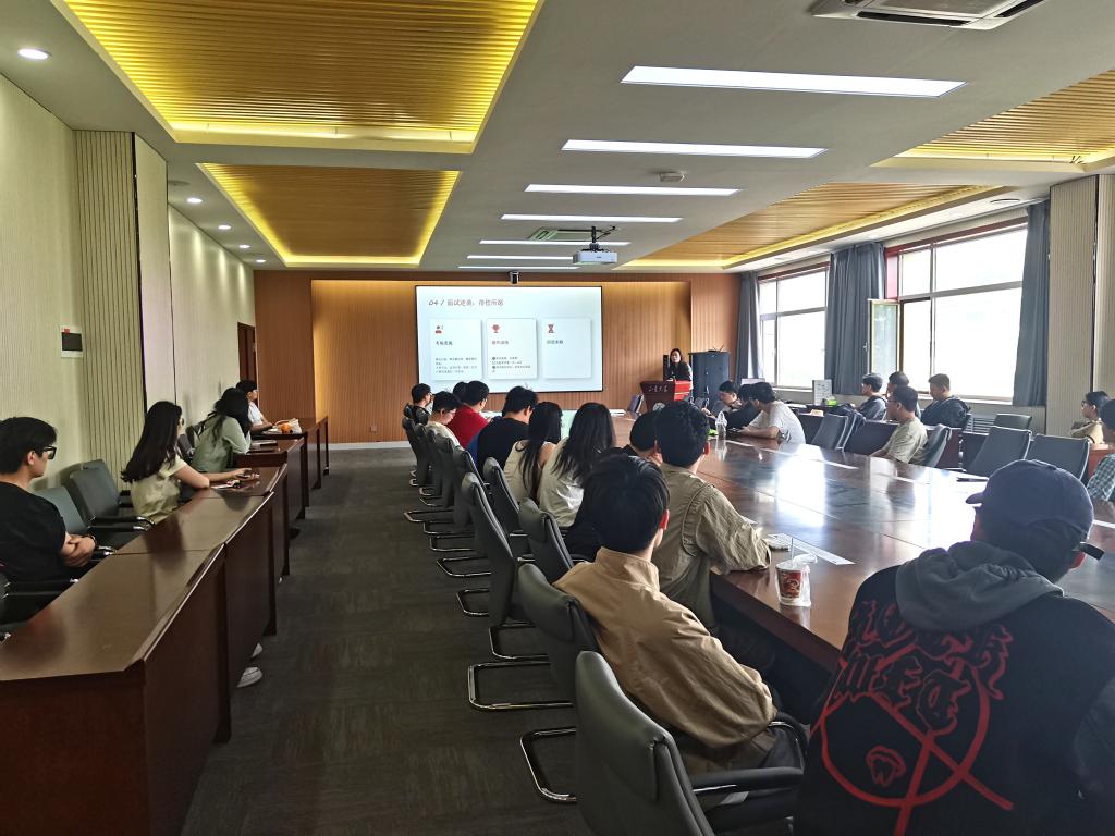 伟德官方网站举办“研路同行，职路启航”就业经验分享会