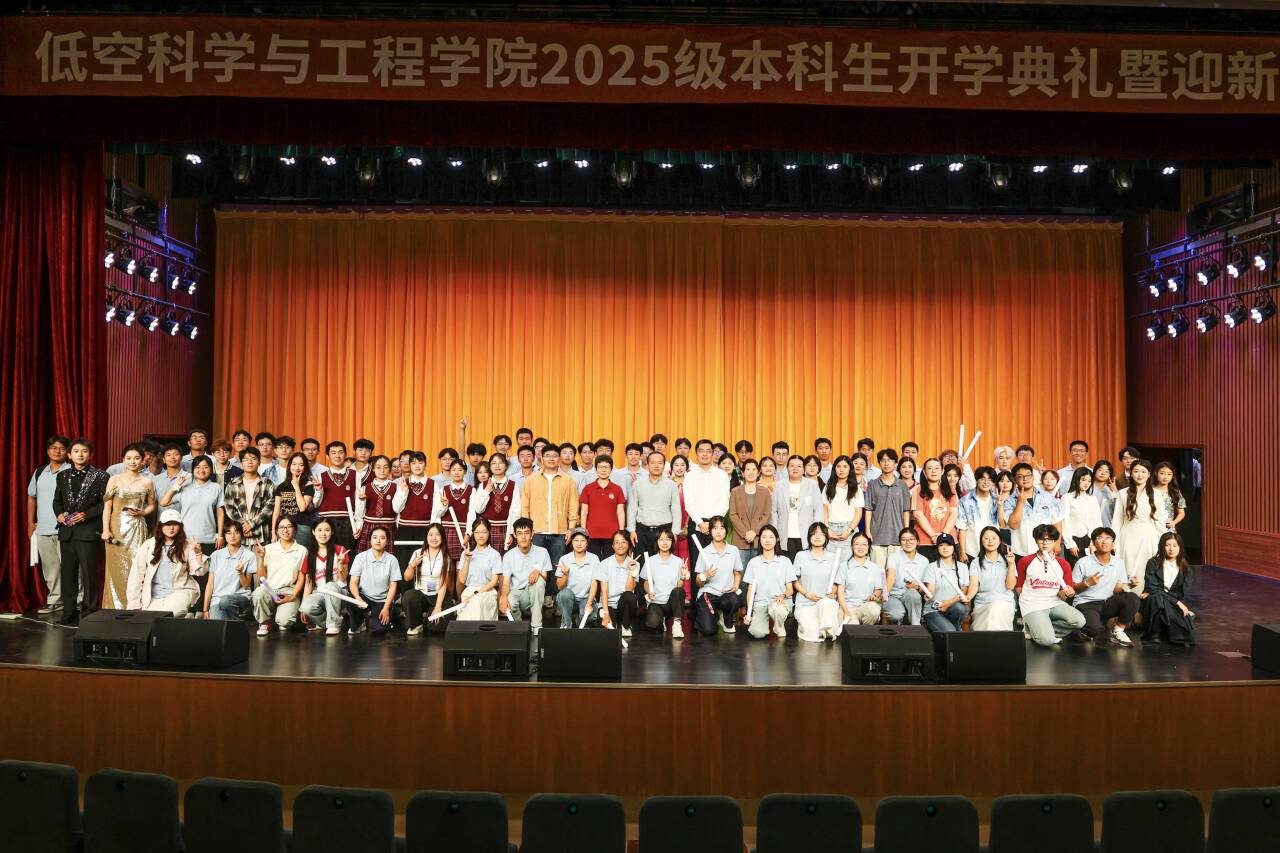 伟德官方网站举办2025级本科生开学典礼暨迎新晚会