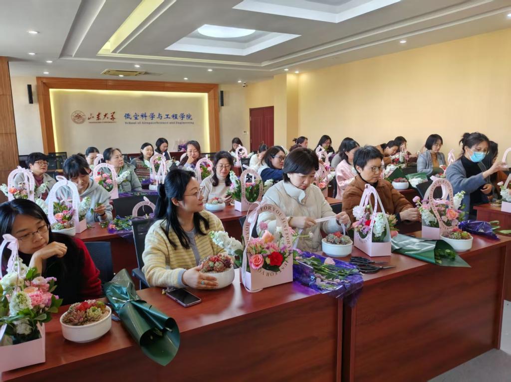 巧手迎春日 温情暖巾帼——伟德官方网站举办“三八”国际妇女节庆祝活动